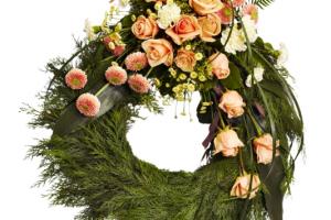 Blommor till begravning Södertälje - Kransar och dekorationer - krans-aprikos